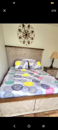 Cozy Queen Bedroom with shared Bathroom