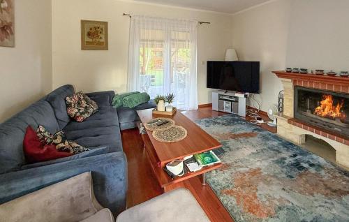 3 Bedroom Amazing Home In Parzensko