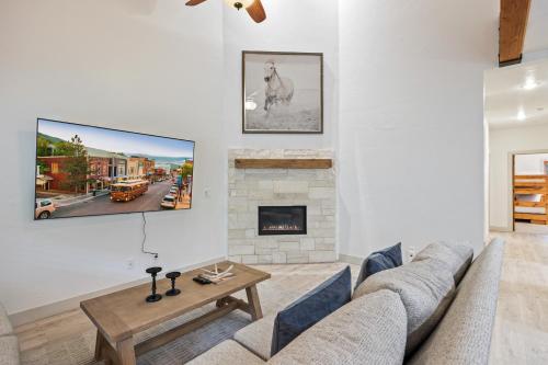 Scenic Location, Sleeps 8, 5 min to Base & Bike Access, Private Hot Tub, Walk to restaurants!