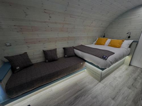 60 Mile Inn - Luxury Pods with Hot Tubs in Брідж оф Оркі