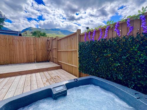 Джакузі, 60 Mile Inn - Luxury Pods with Hot Tubs in Брідж оф Оркі
