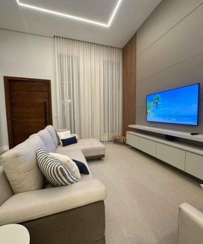 Bela casa com piscina, Ubatuba, Itaguá (Bela casa com piscina, Ubatuba, Itagua) in ปรายา โด อิตากวา