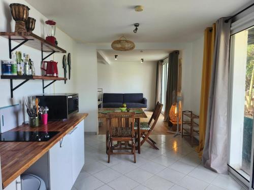 Tartane - T2 - L'interlude à l'Anse Rouge (Tartane - T2 - L'interlude a l'Anse Rouge) in Ла Трініте