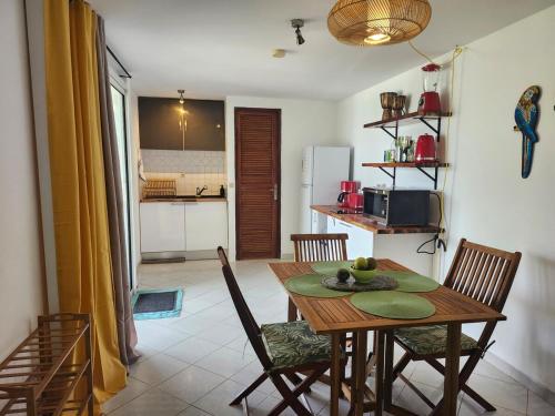 Tartane - T2 - L'interlude à l'Anse Rouge (Tartane - T2 - L'interlude a l'Anse Rouge) in Ла Трініте