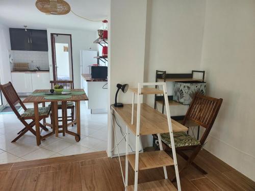 Tartane - T2 - L'interlude à l'Anse Rouge (Tartane - T2 - L'interlude a l'Anse Rouge) in Ла Трініте