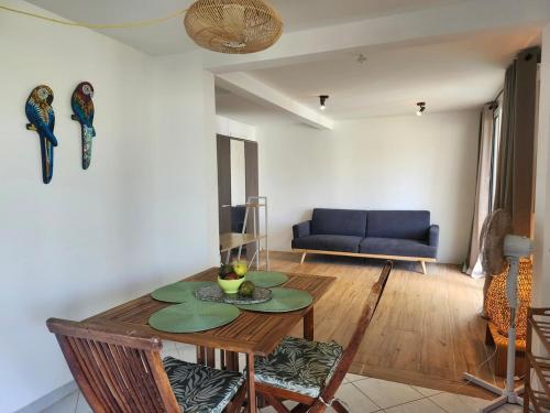 Tartane - T2 - L'interlude à l'Anse Rouge (Tartane - T2 - L'interlude a l'Anse Rouge) in Ла Трініте