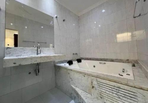 Bela casa com piscina, Ubatuba, Itaguá (Bela casa com piscina, Ubatuba, Itagua) in ปรายา โด อิตากวา