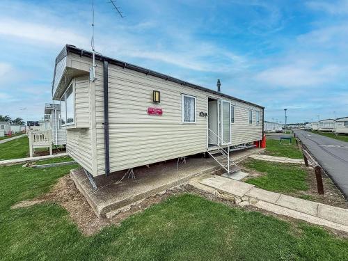 Lovely 6 Berth Caravan At St Osyth Beach Holiday Park In Essex Ref 28035Fi