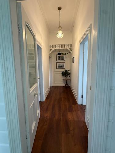 Free Parking,5 minutes to City, bus at the door, 100-year-old building at the foot of Mount Eden Par near Eden Park