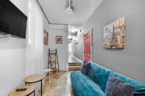 Modern 2 Bdrm 10 Mins Metro To City Center in Philadelphia, USA