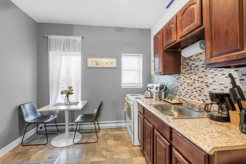 Modern 2 Bdrm 10 Mins Metro To City Center in Philadelphia, USA