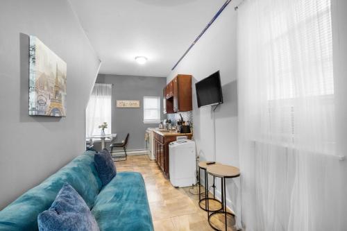 Modern 2 Bdrm 10 Mins Metro To City Center in Philadelphia, USA