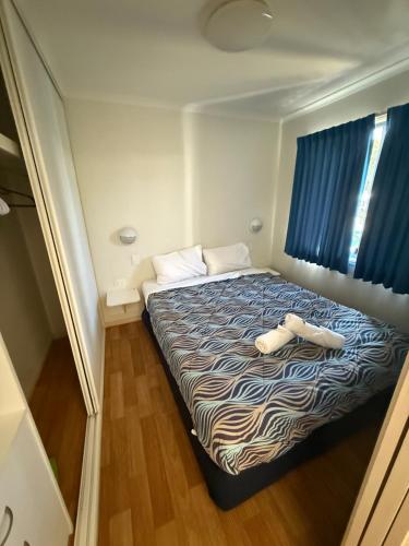 1 double bed, 1 bunk bed