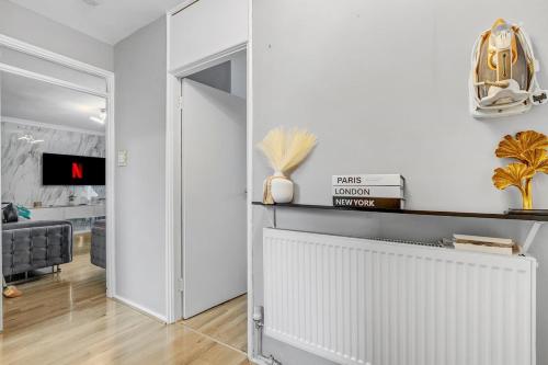 Modern 2-Bed Flat with Balcony in Central London - image 14