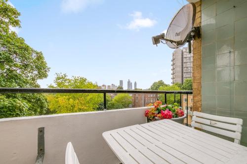 Modern 2-Bed Flat with Balcony in Central London - image 13