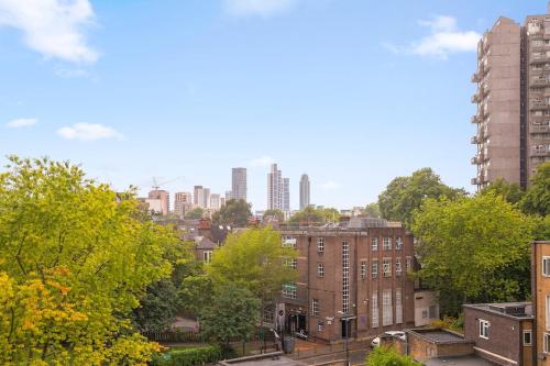 Modern 2-Bed Flat with Balcony in Central London - image 12