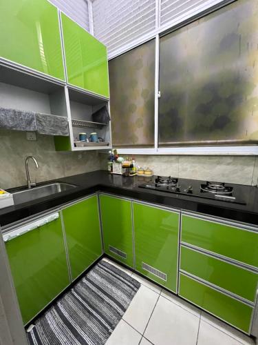 Kitchen, Pak Long Homestay : Prima Homes Matang Apartment near VH Green Nature Park