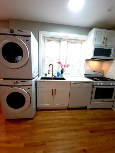 Beautiful 4 bedroom 2 bathroom apartment near everything in Roseland