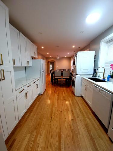 Beautiful 4 bedroom 2 bathroom apartment near everything in Roseland