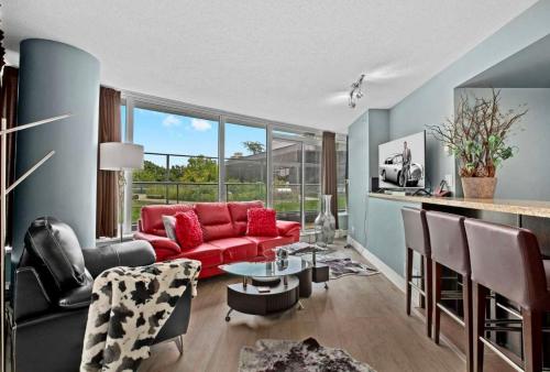 Luxury Designer Apartment - Prime Downtown Location