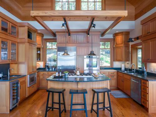 Waterfront Luxury, Chef's Kitchen & Sunset Views in Orcas Island (WA)