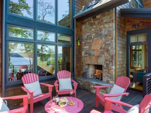 Waterfront Luxury, Chef's Kitchen & Sunset Views in Orcas Island (WA)