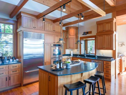 Waterfront Luxury, Chef's Kitchen & Sunset Views in Orcas Island (WA)