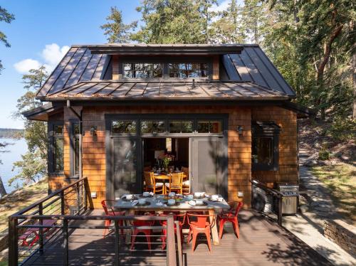 Waterfront Luxury, Chef's Kitchen & Sunset Views in Orcas Island (WA)