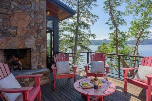 Waterfront Luxury, Chef's Kitchen & Sunset Views in Orcas Island (WA)