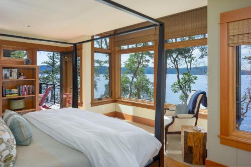 Waterfront Luxury, Chef's Kitchen & Sunset Views in Orcas Island (WA)