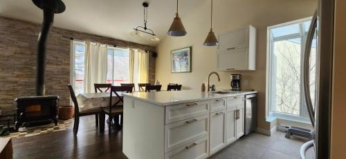 บริการและสิ่งอำนวยความสะดวก, Mountain view chalet avec vue sur la montagne in สโตนแฮม(ควิเบก)