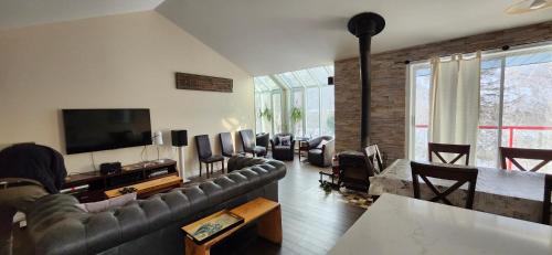 ห้องส่วนกลางสำหรับนั่งเล่น/ดูทีวี, Mountain view chalet avec vue sur la montagne in สโตนแฮม(ควิเบก)