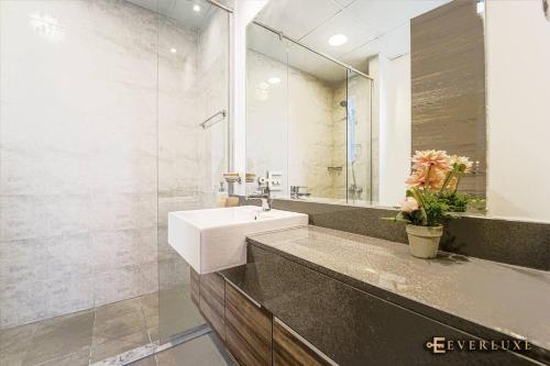 Modern 1br Retreat In Jvc Spacious Balcony Gym, Dubai (Foto 6)