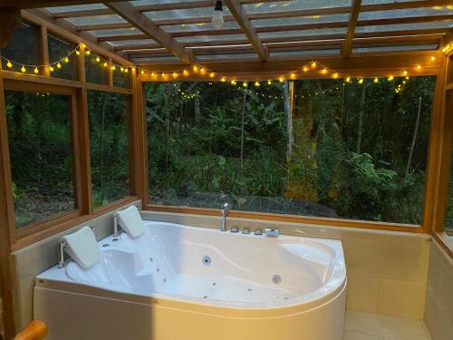 Джакузі, Sacha Urco Lodge -Private Cloud Forest Reserve in Mindo- Lugar remoto- 4x4 recommended in Міндо