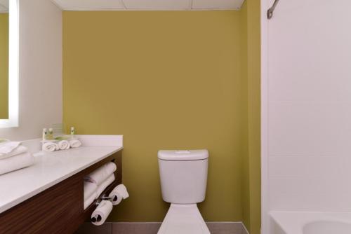 Holiday Inn Express & Suites Raleigh NE - Medical Ctr Area an IHG Hotel - image 12