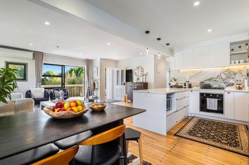Most Peaceful & Private City Retreat - New AC - CBD 12 KMs & Airport 17KMs Away, Auckland (photo 4)