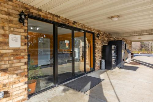 Budget Host Inn by Hotel O Portland near I-65 - 출입구