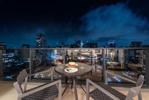 BHaus Faria Lima VN Millennium Vila Olimpia - Grand Apartment Deluxe com Vista Incrível 17o andar - Condomínio Alto Padrão - Academia - Piscina - Lavanderia - ml76, San Paolo