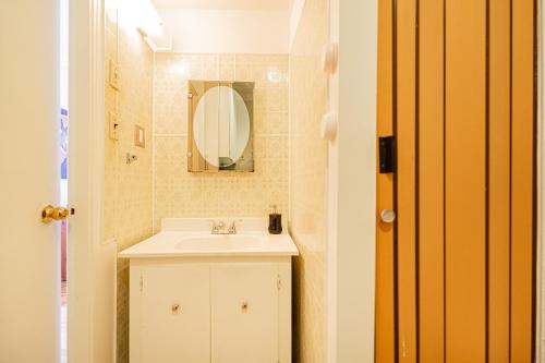 Bathroom, Hello Montreal For 8 near La Taqueria