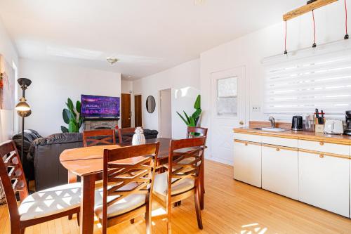 Kitchen, Hello Montreal For 8 near La Taqueria