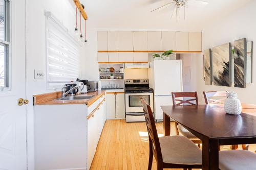 Kitchen, Hello Montreal For 8 near La Taqueria