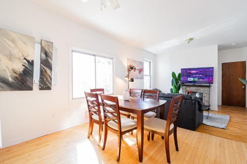 Shared lounge/TV area, Hello Montreal For 8 near La Taqueria