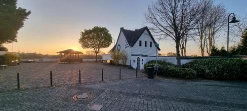A szálláshely kívülről, Ihr Ausblick - Charmantes Ferienhaus in Rheinlage - RheinPerle in Wesseling