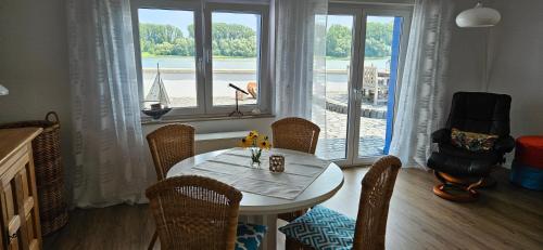 Kilátás, Ihr Ausblick - Charmantes Ferienhaus in Rheinlage - RheinPerle in Wesseling