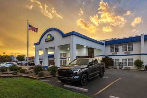 Days Inn by Wyndham Madisonville in Madisonville, USA