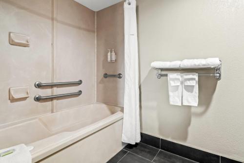 Days Inn by Wyndham Nacogdoches/SFA University/Downtown - image 3