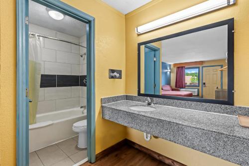Econo Lodge Charlotte Airport Area - image 13