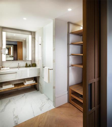 Deluxe King Room with One King Bed and Terrace