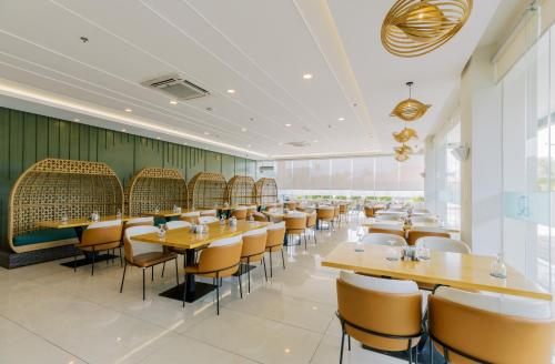 Restaurant, Roy's Hotel and Convention Center in Tangub