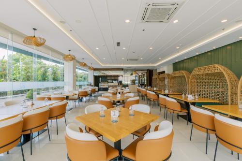 Restaurant, Roy's Hotel and Convention Center in Tangub